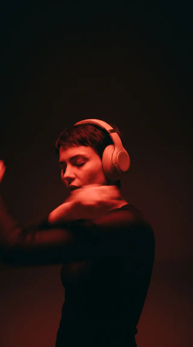 Dancing in red light, 9:16